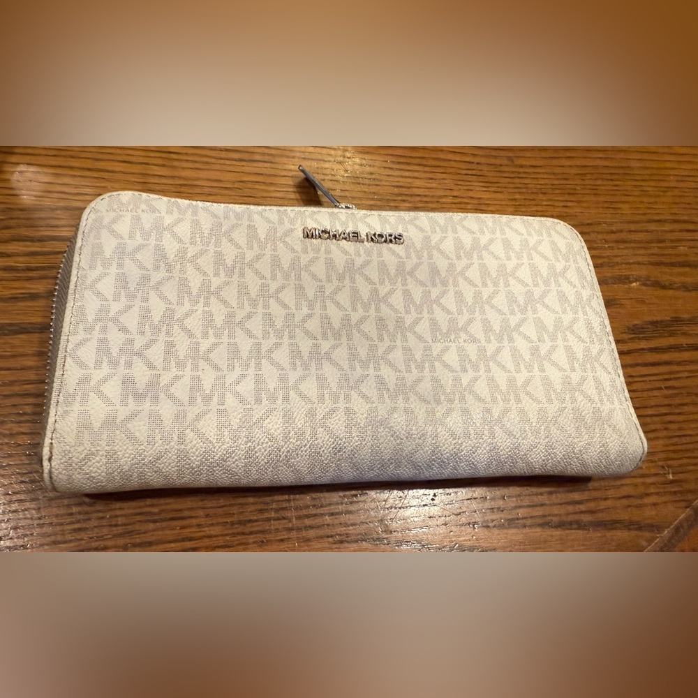 NWOT MICHAEL KORS Logo Quarter Zip Wallet Purse Orig $228 - Picture 1 of 2